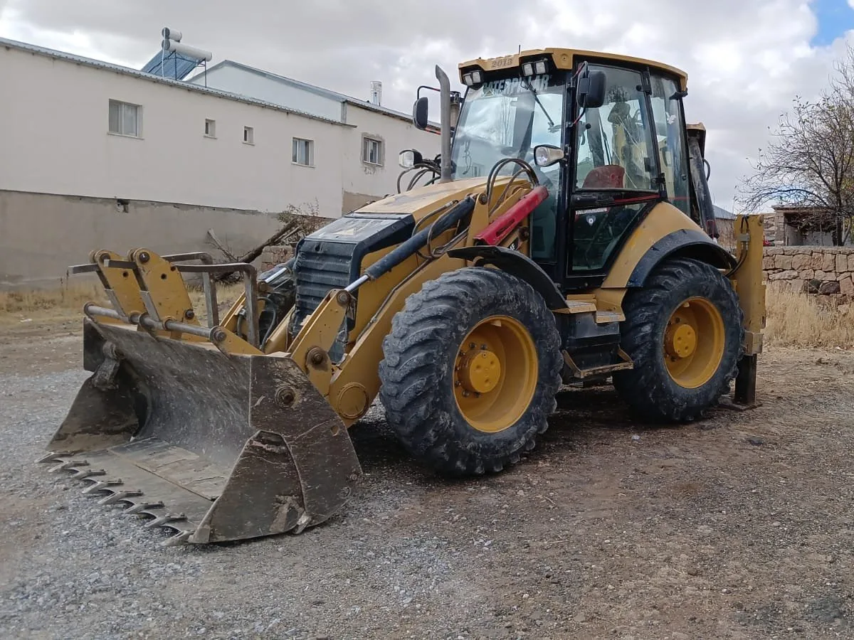 Makinam Cat 444 Kayseri ve çevresi operatörlü kiralıktır