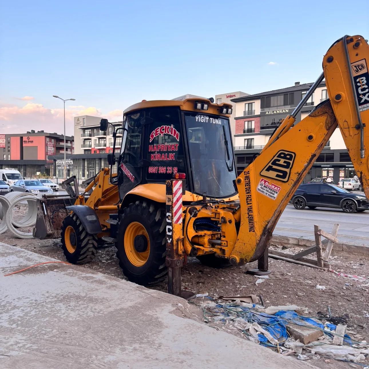 Kiralık kırıcılı jcb